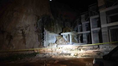 Gümüşhane’de gece saatlerinde yamaçtan kopan dev kayalar, inşaat halindeki binaya