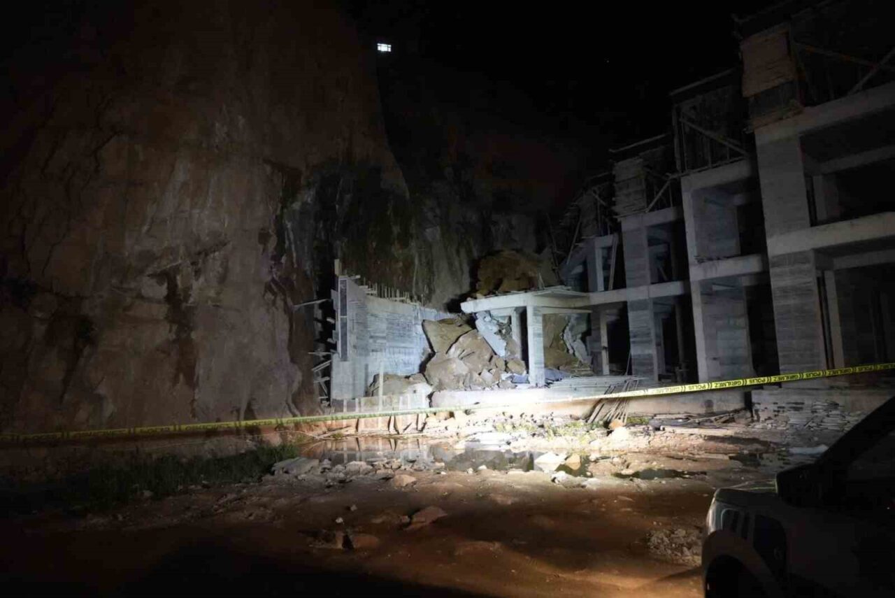 Gümüşhane’de gece saatlerinde yamaçtan kopan dev kayalar, inşaat halindeki binaya