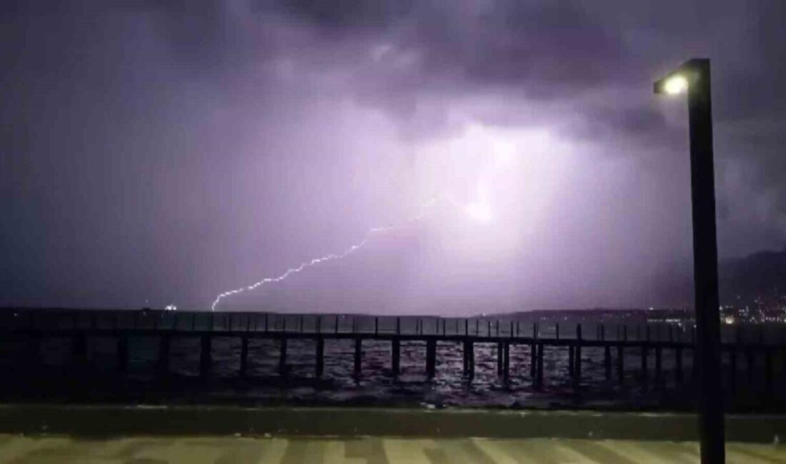 Hatay’ın kıyı ilçelerinde gece saatlerinde yıldırımla birlikte etkili olan şiddetli