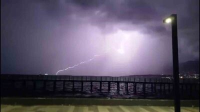 Hatay’ın kıyı ilçelerinde gece saatlerinde yıldırımla birlikte etkili olan şiddetli