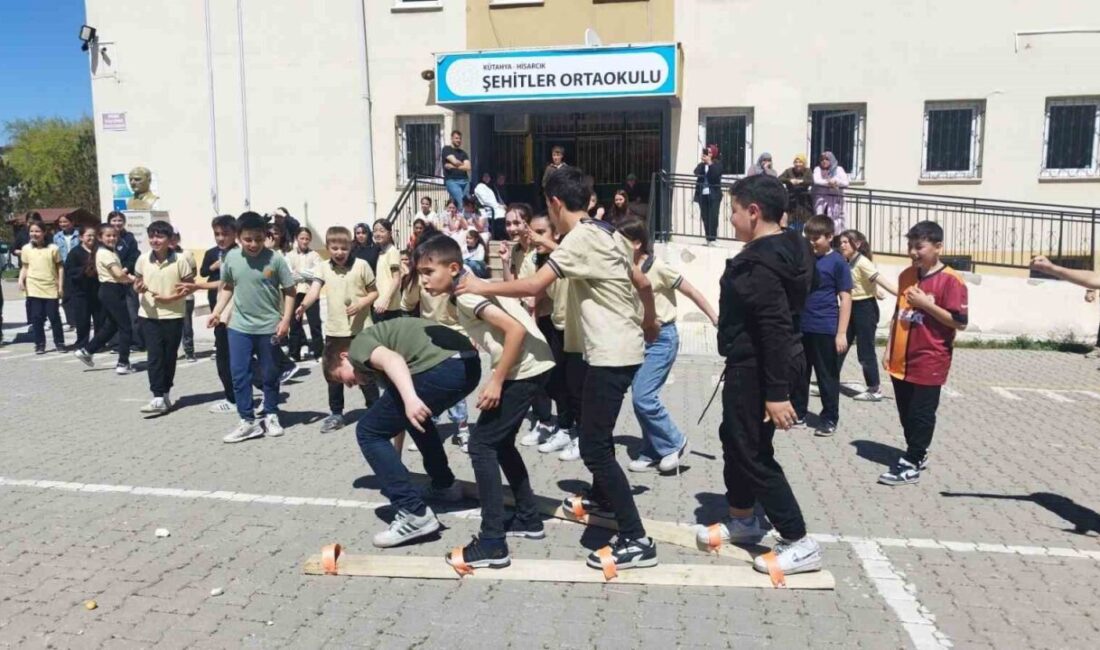 Kütahya’nın Hisarcık ilçesindeki Şehitler Ortaokulu’nda düzenlenen geleneksel çocuk oyunları şenliği