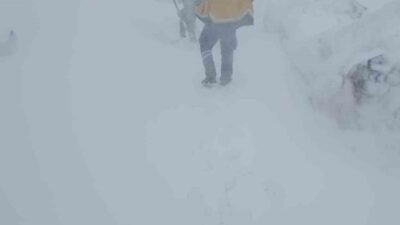 Şırnak’ta ilkbaharda etkili olan kar yağışı hayatı olumsuz etkiledi. Belde