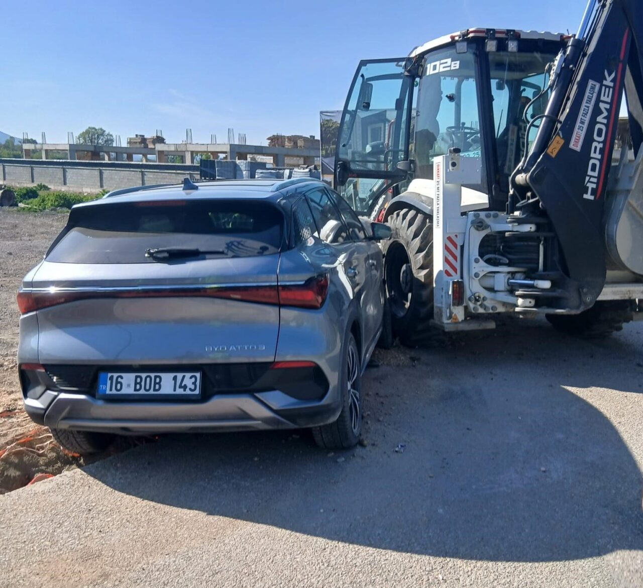 Bursa’nın İnegöl ilçesinde kontrolden çıkan otomobilin iş makinesine çarptığı kazada