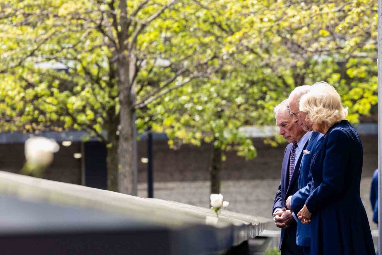 İngiltere Kralı Charles ve eşi Kraliçe Camilla, 11 Eylül anıtını