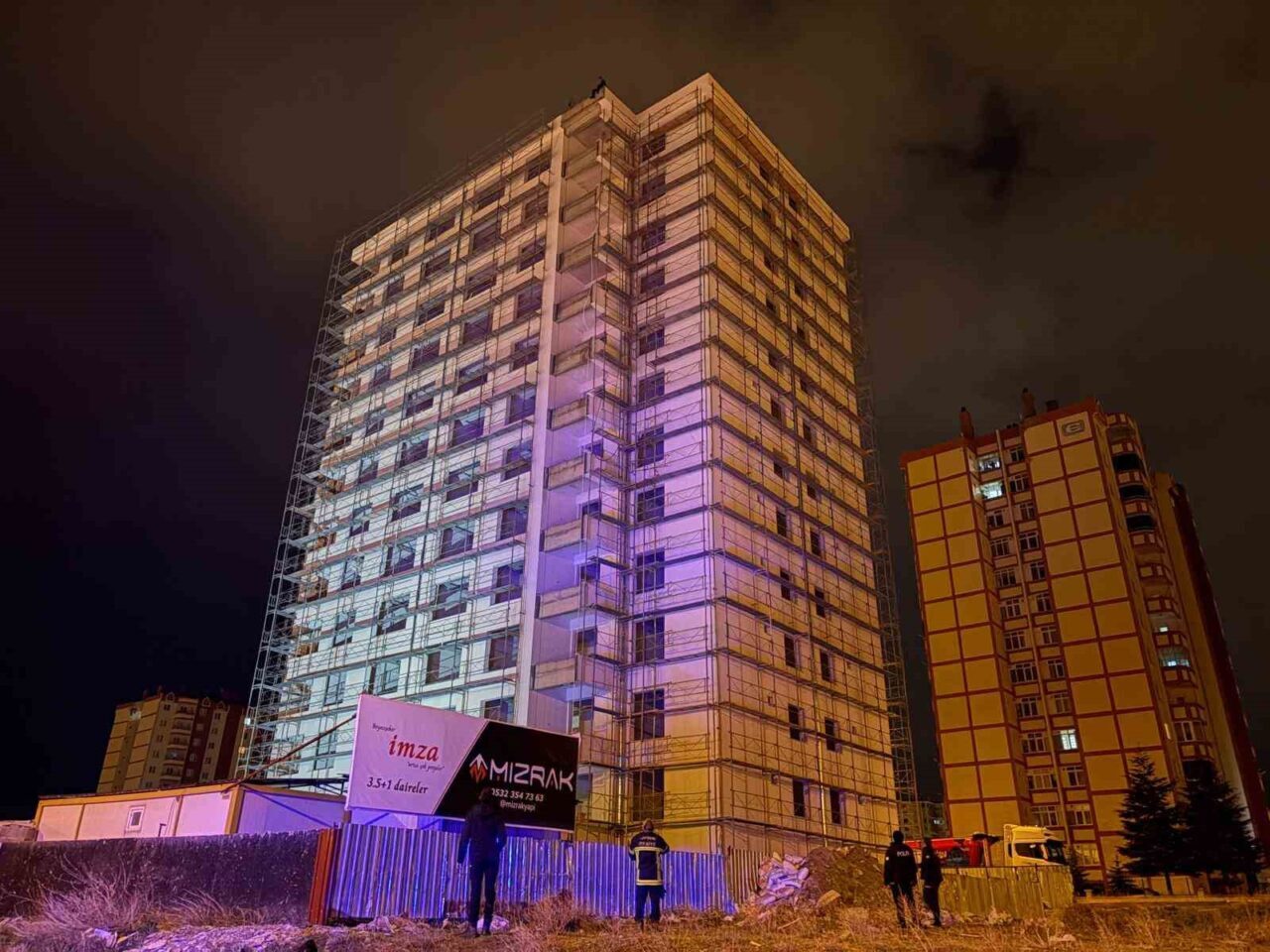 Kayseri’nin Melikgazi ilçesinde 14 katlı inşaatın çatısına çıkarak intihara kalkışan