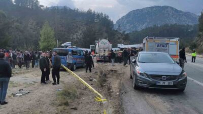 Antalya-Isparta karayolunda mesai bitiminde eve dönen sera işçilerini taşıyan minibüs