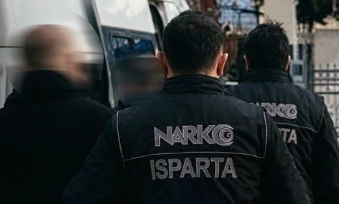 Isparta’da polis ekiplerince düzenlenen operasyonda çeşitli uyuşturucu maddeler ele geçirilirken,