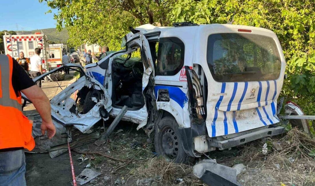 İzmir’in Bornova ilçesinde tırın karşı şeride geçerek aralarında polis otosunun