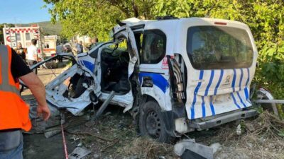 İzmir’in Bornova ilçesinde tırın karşı şeride geçerek aralarında polis otosunun