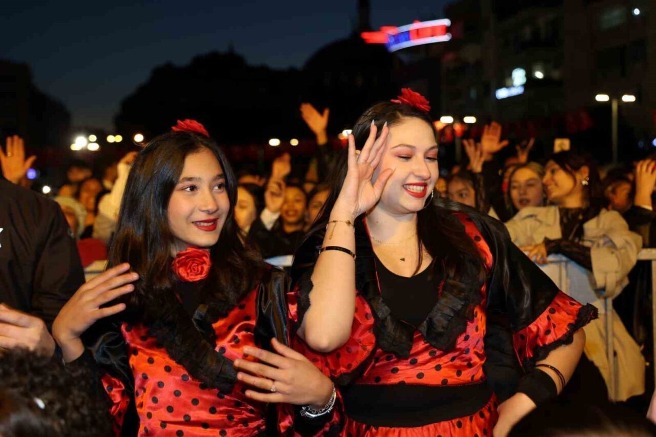 Kocaeli’de Dünya Romanlar Günü, kortej yürüyüşü, konser ve dans gösterileriyle