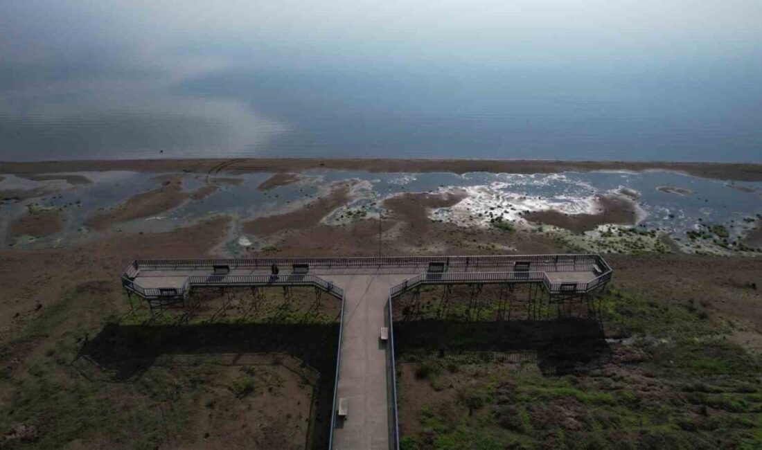 Bursa’nın Orhangazi ilçesi sahilinde bulunan İznik Gölü’nde su yaklaşık 300