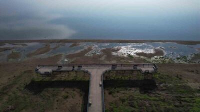 Bursa’nın Orhangazi ilçesi sahilinde bulunan İznik Gölü’nde su yaklaşık 300