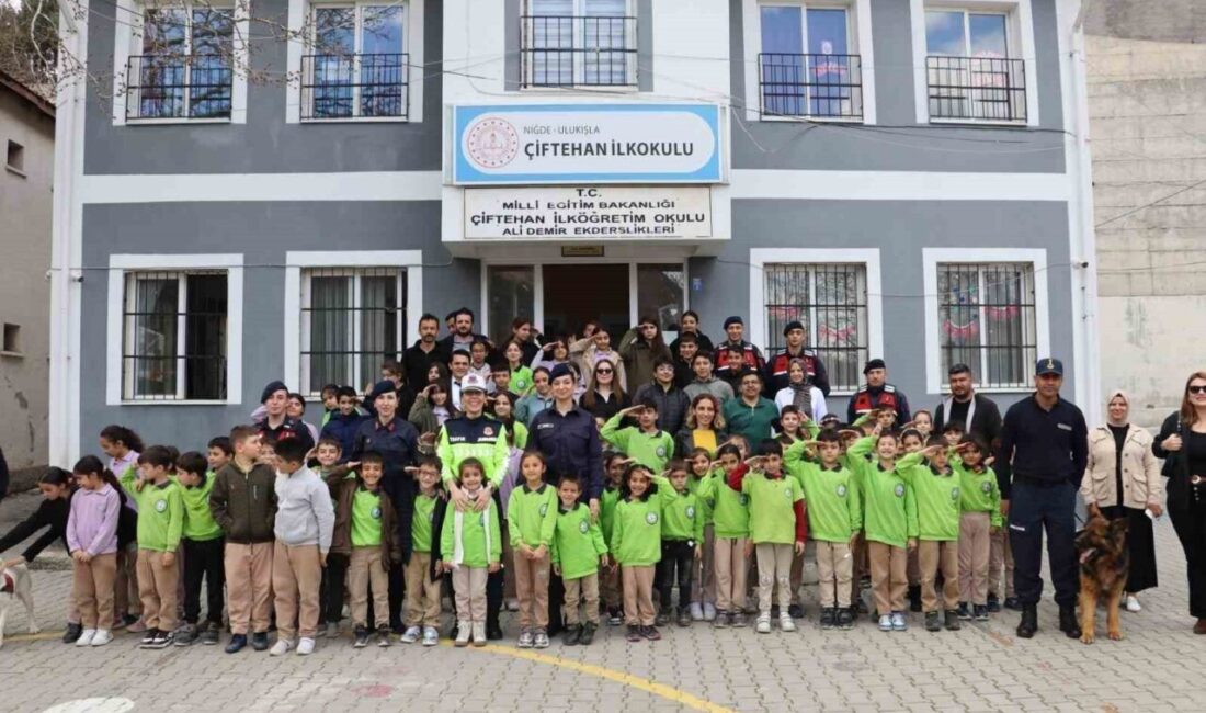 Niğde İl Jandarma Komutanlığı tarafından il genelinde öğrencilere yönelik meslek