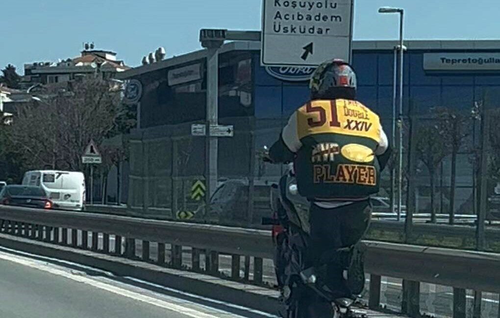 Kadıköy D-100 Karayolu’nda plakasız bir motosikletlinin tek teker üzerinde uzun