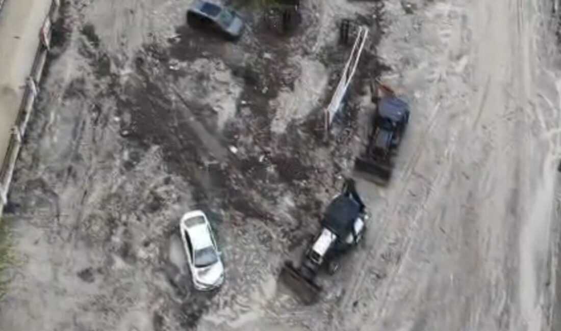 Osmaniye’nin Kadirli ilçesinde etkili olan sağanak yağışın ardından taşan Bülbül