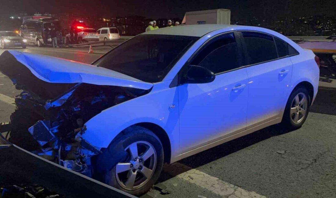 Kağıthane’de aynı şeritte seyir halinde giden 2 otomobil çarpışarak bariyerlere