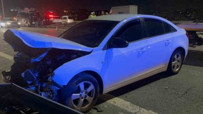 Kağıthane’de aynı şeritte seyir halinde giden 2 otomobil çarpışarak bariyerlere