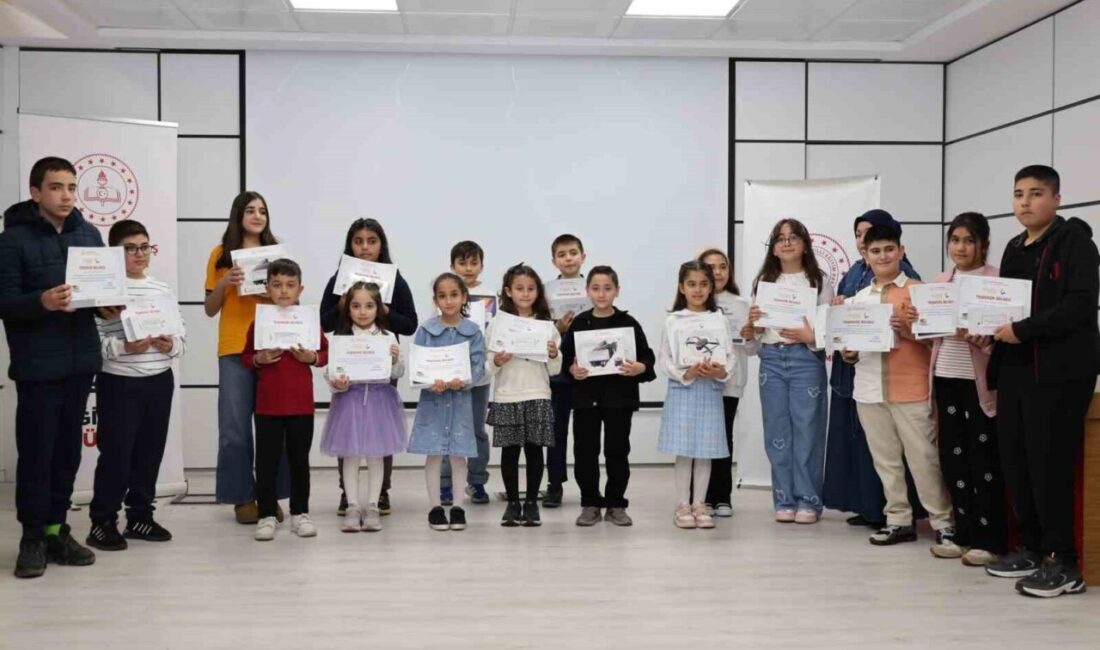 Kahramanmaraş’ta yürütülen Kahramanmaraş Okuyor Projesi kapsamında düzenlenen ödül töreninde dereceye