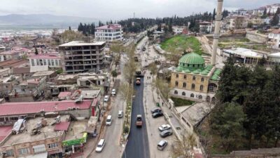 Kahramanmaraş’ta yol yenileme ve asfalt çalışmaları belediye ekiplerince sürdürülüyor. Kahramanmaraş