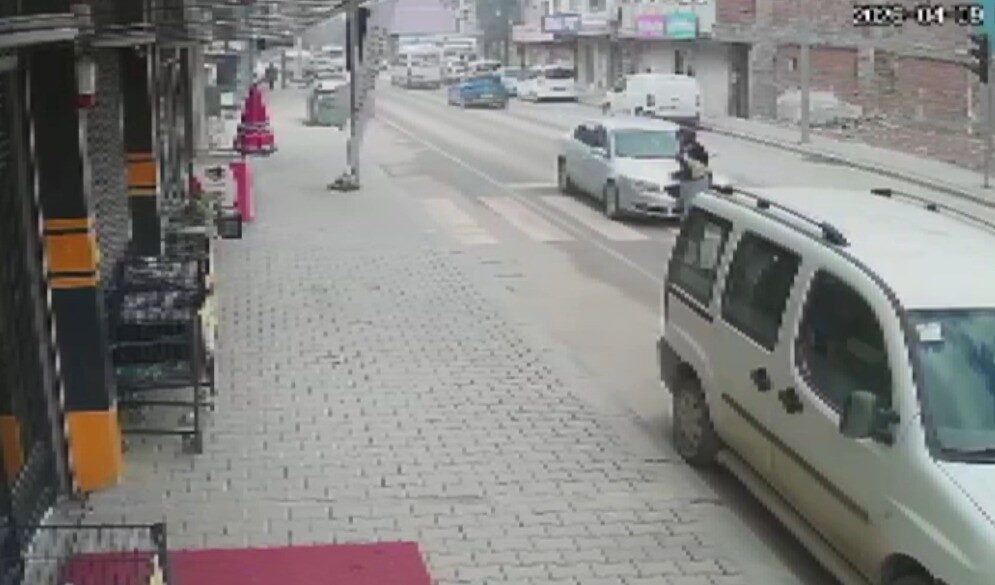 Kahramanmaraş’ta bir yayanın yaralandığı trafik kazası iş yerinin güvenlik kamerasınca