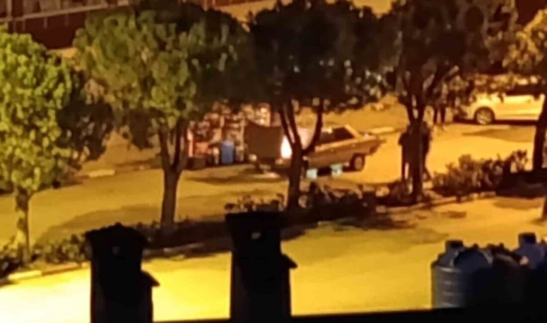 Denizli’nin Kale ilçesinde seyir halindeki otomobil bir anda alev aldı.