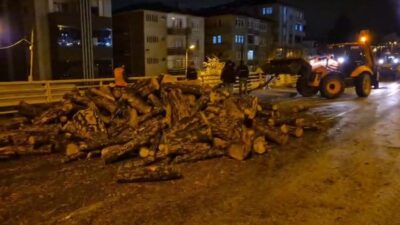 Karabük-Kastamonu karayolunda kamyondan dökülen odunlar, ekiplerin yaklaşık 1 saat süren