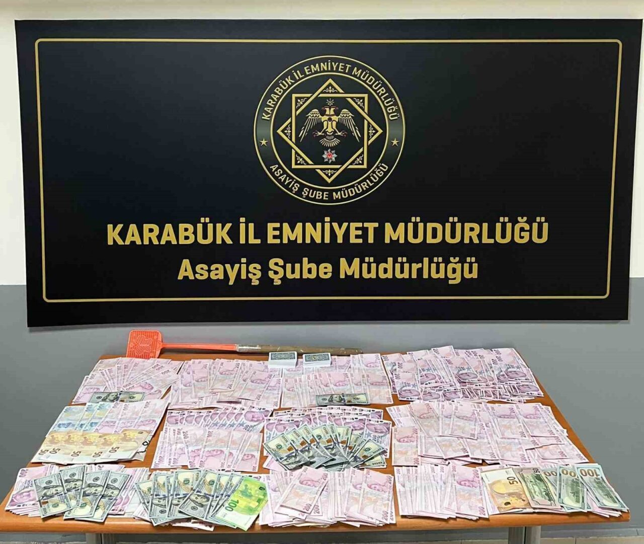 Karabük’te bir adrese düzenlenen operasyonda kumar oynadığı belirlenen 19 kişiye