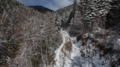 Karabük-Bartın kara yolunda etkili olan kar yağışı sonrası oluşan beyaz