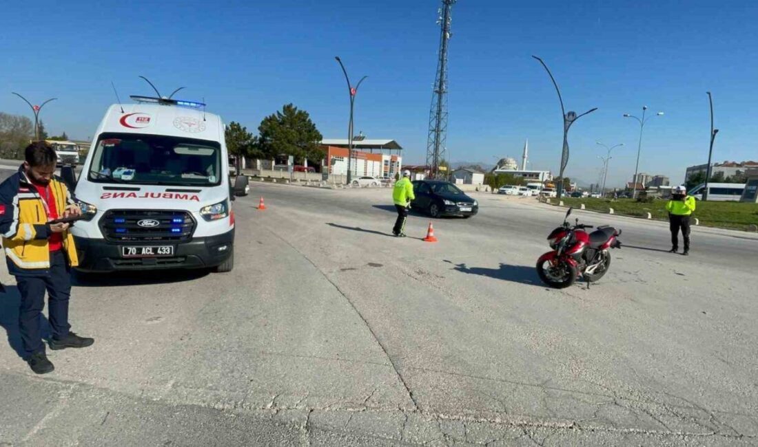 Karaman’da hafif ticari araçla çarpışan motosikletin sürücüsü yaralandı. Kaza anı