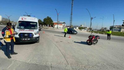 Karaman’da hafif ticari araçla çarpışan motosikletin sürücüsü yaralandı. Kaza anı
