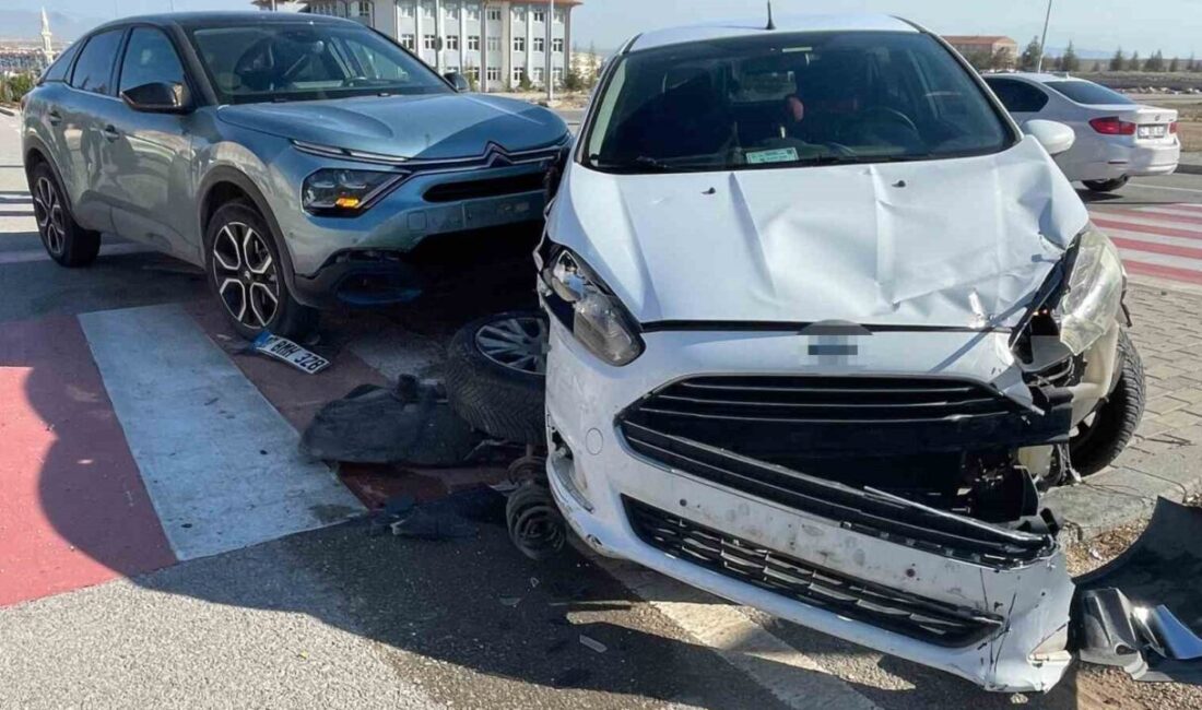 Karaman’da iki otomobilin çarpışması sonucu meydana gelen trafik kazasında yaralanan