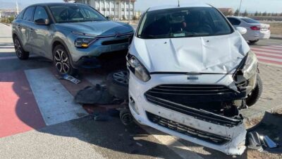 Karaman’da iki otomobilin çarpışması sonucu meydana gelen trafik kazasında yaralanan
