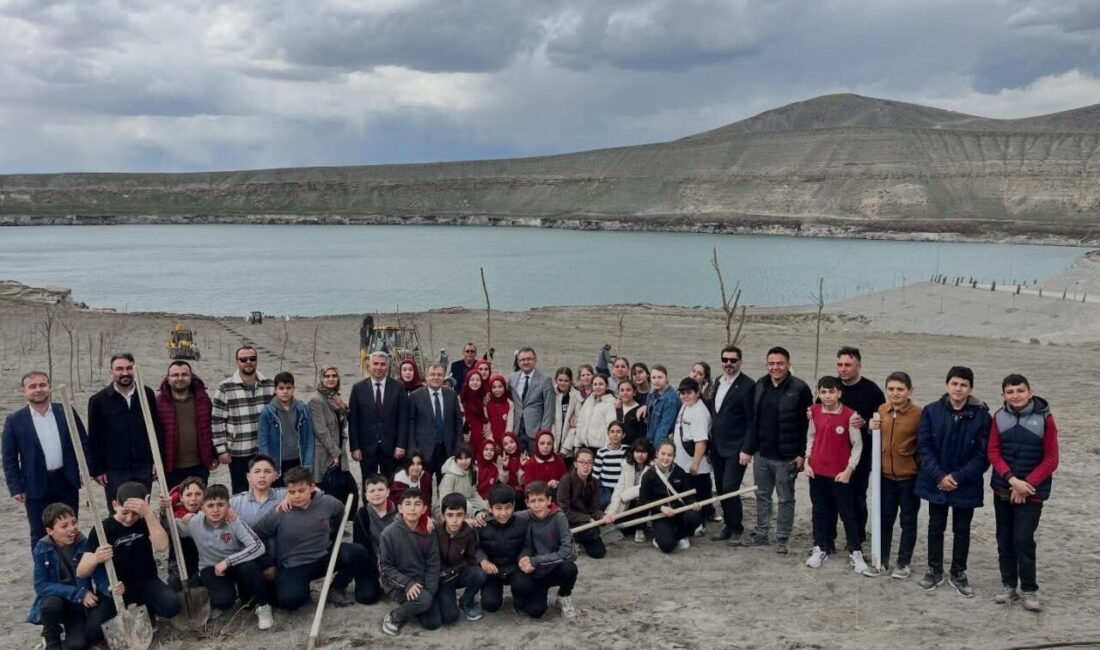 Konya’nın Karapınar ilçesinde ağaçlandırma çalışmaları hız kesmeden devam ediyor. İlçenin