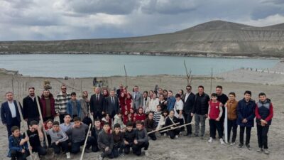 Konya’nın Karapınar ilçesinde ağaçlandırma çalışmaları hız kesmeden devam ediyor. İlçenin