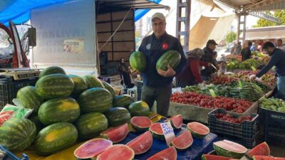 Mersin’de sezonun ilk karpuzları pazarda satışa çıkarken, dilim dilim müşteriye