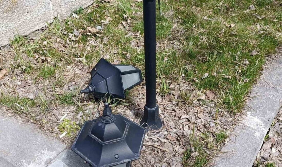 Kars’ta kent merkezinde bulunan Valilik Parkı’nda meydana gelen tahribat, hem