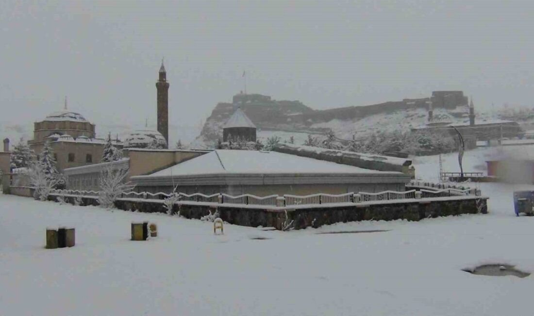Kars, Nisan ayında beklenmedik bir kar yağışıyla yeniden kış manzarasına