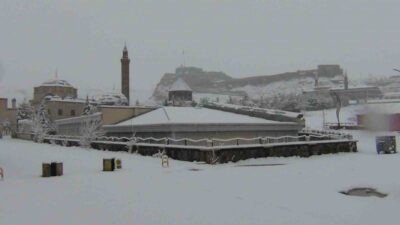 Kars, Nisan ayında beklenmedik bir kar yağışıyla yeniden kış manzarasına