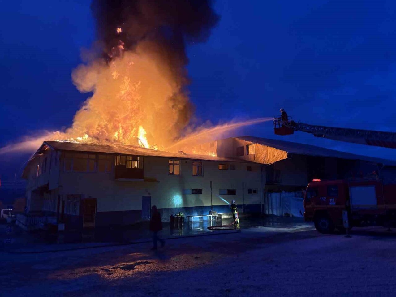 Kastamonu’nun Tosya ilçesinde bir fabrikada yangın çıktı. Ekipler fabrikayı saran