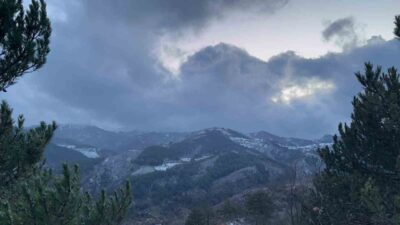 Kastamonu’da yüksek rakımlı bölgelerde kar yağışı etkili olmaya devam ediyor.