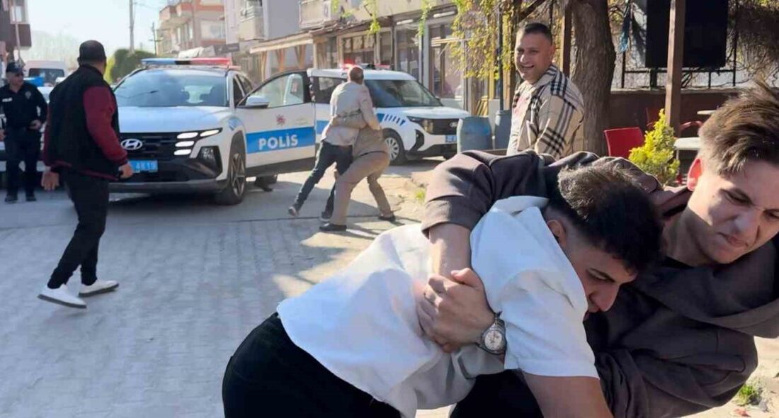 Edirne’de kavga ihbarına giden polis ekiplerine davul zurna eşliğimde karşılama