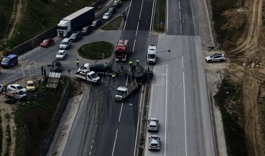 Düzce’de kavşakta meydana gelen kazada otomobil ile hafif ticari araç