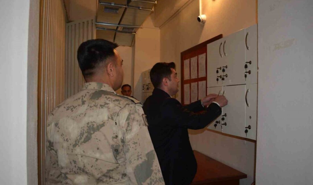 Bingöl’ün Adaklı İlçesi Kaymakamı Abdullah Sarı, İlçe Jandarma Komutanlığı’nda denetim