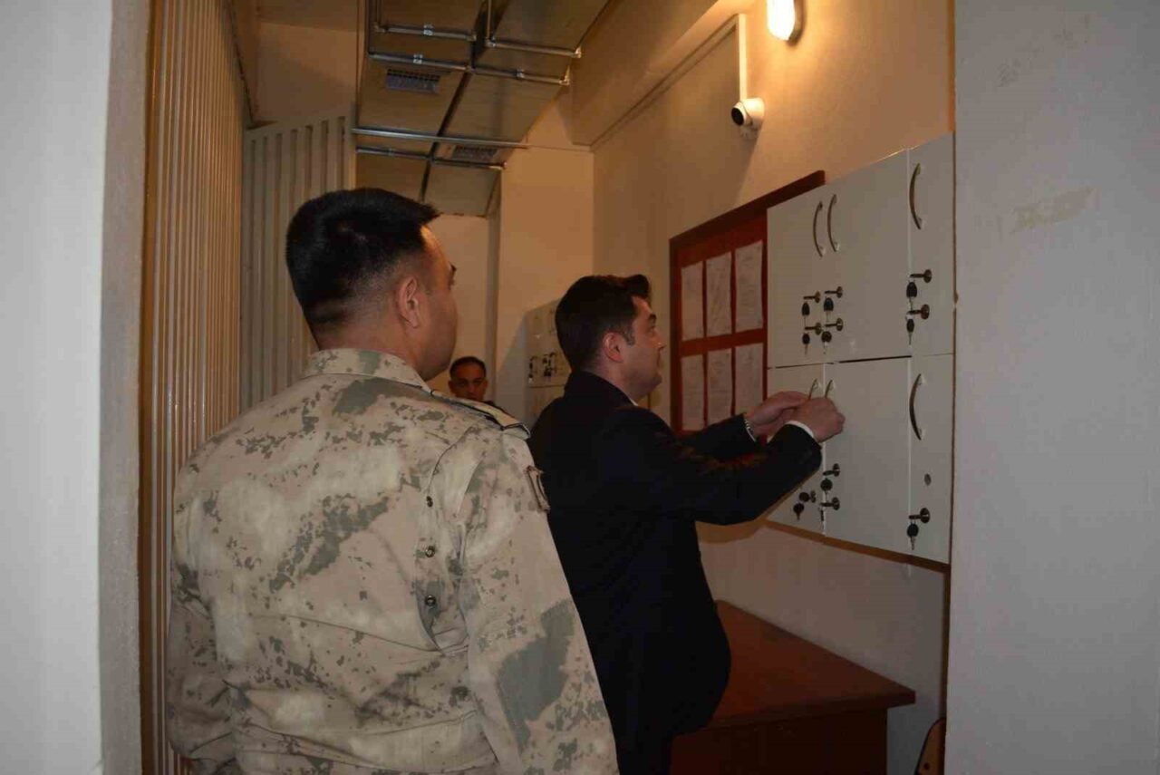 Bingöl’ün Adaklı İlçesi Kaymakamı Abdullah Sarı, İlçe Jandarma Komutanlığı’nda denetim