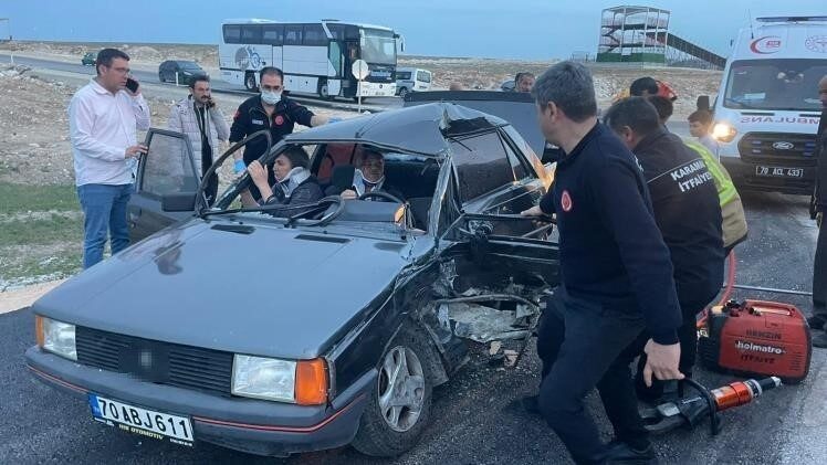 Karaman’da kamyonet ile otomobilin çarpışması sonucu meydana gelen trafik kazasında