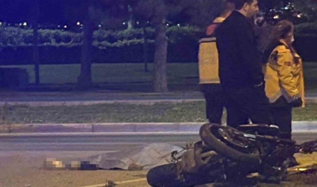 İzmir’in Karşıyaka ilçesinde otomobil ile motosikletin çarpışması sonucu meydana gelen