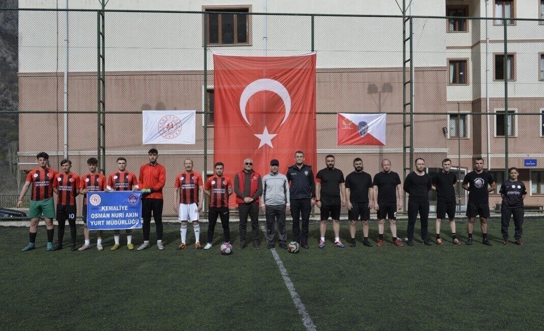 Kemaliye ilçesinde, 10 Nisan Polis Haftası etkinlikleri kapsamında futbol müsabakası