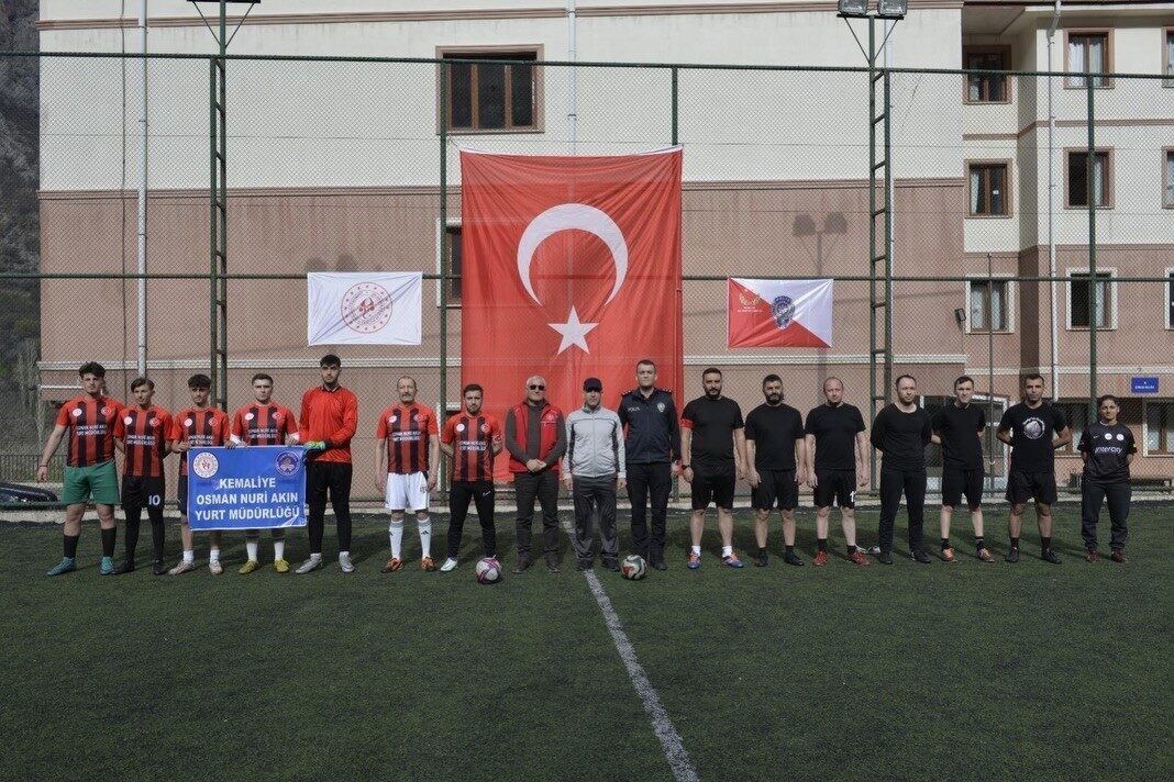 Kemaliye ilçesinde, 10 Nisan Polis Haftası etkinlikleri kapsamında futbol müsabakası