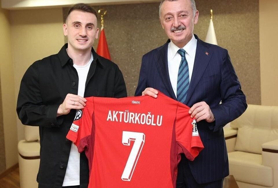 A Milli Futbol Takımı oyuncusu Kerem Aktürkoğlu, ziyaret ettiği Kocaeli