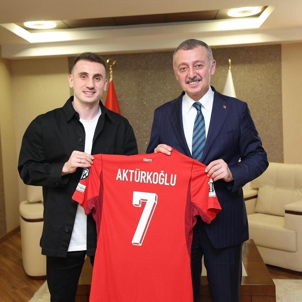 A Milli Futbol Takımı oyuncusu Kerem Aktürkoğlu, ziyaret ettiği Kocaeli